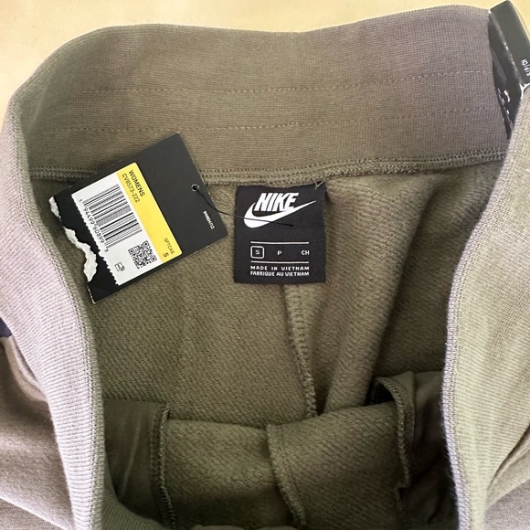 Nike Green Sweatpants with White Stripes - Picture 5 of 7